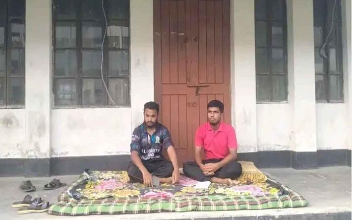 ইবির হলে বরাদ্দকৃত সিট না পেয়ে প্রভোস্ট কক্ষে তালা